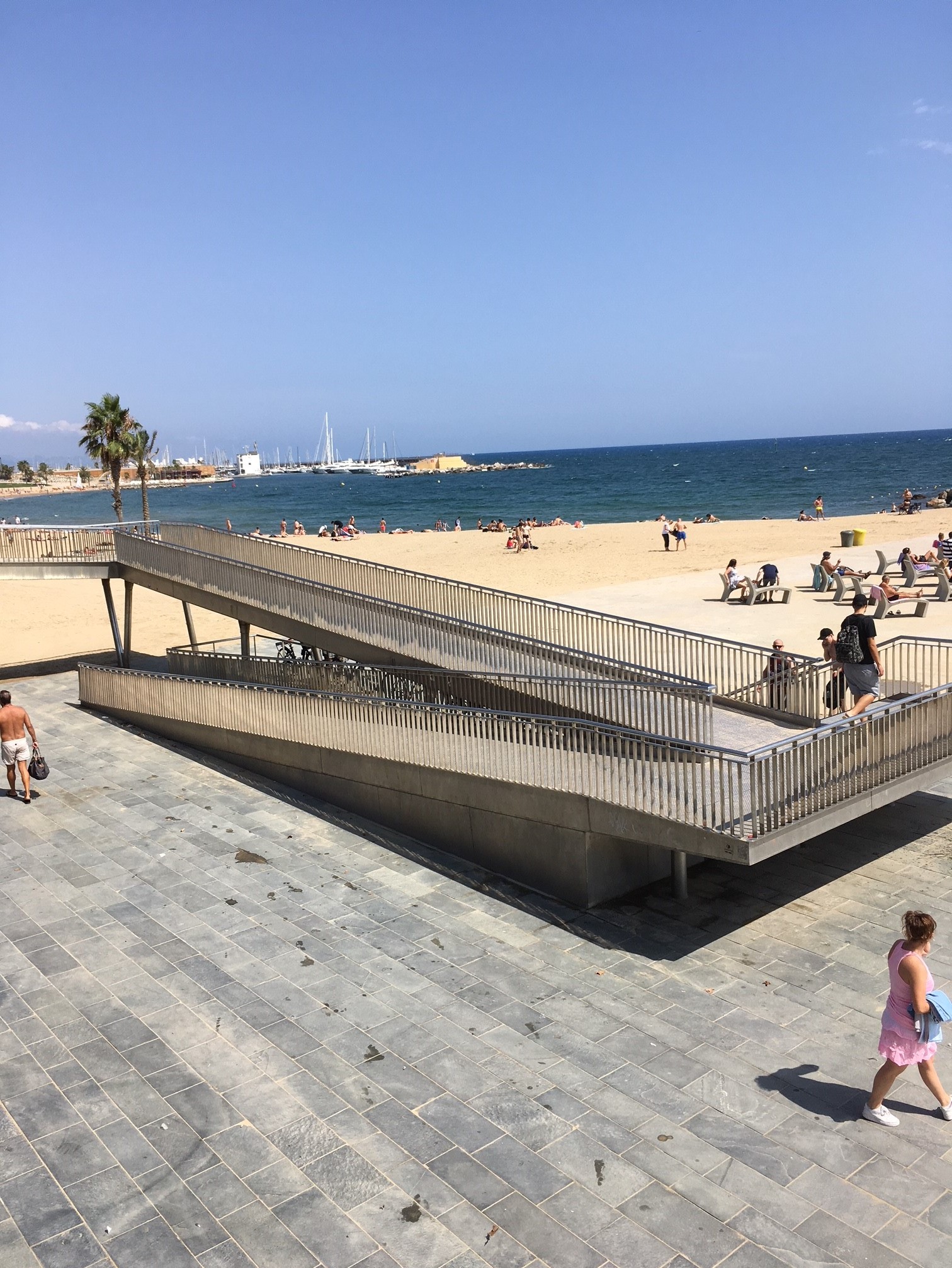 Strand i Barcelona med rullestolrampe