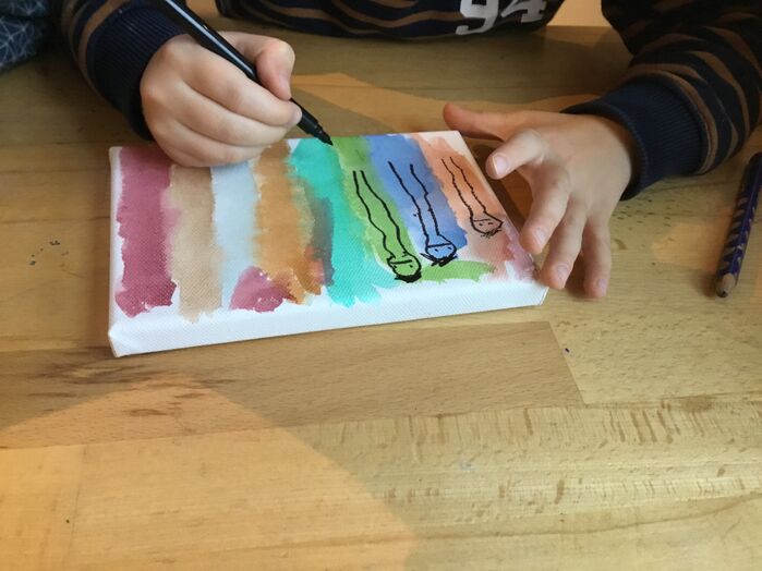 Barn som maler på et tablå