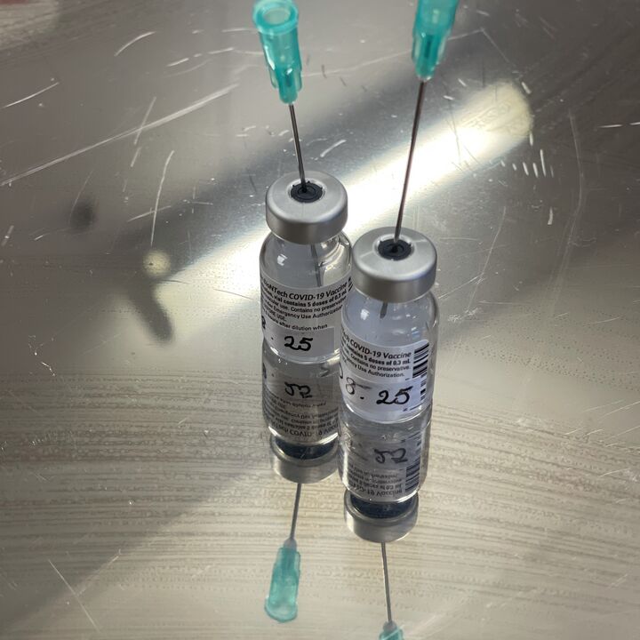 Bilde av vaksineglass med to sprøyter oppi