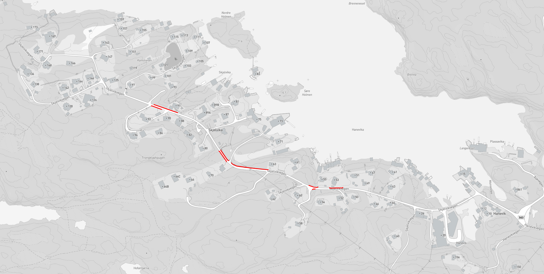 Kart over Skjelvika-området som viser veier og bebyggelse. Skjelvikvegen er markert med røde streker på kartet, noe som indikerer hvor veiarbeidet skal foregå. Kartet viser flere veier, hus og andre bygninger i området rundt Skjelvika.