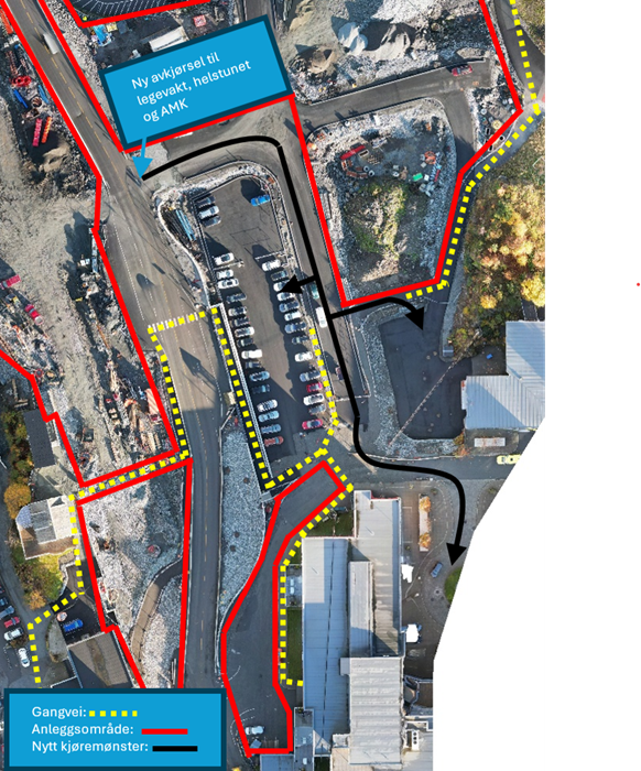 Bildet viser det nye kjøremønsteret rundt anleggsområdet ved Myrane, som sikrer trygg tilgang til legevakt, helsetun og akuttmedisinsk kommunikasjonssentral (AMK). Her er en kort beskrivelse:Anleggsområde: Store deler av området er under byggearbeid og er avsperret. Ingen har tilgang her.Gangveier: Det er egne, trygge ruter for fotgjengere som leder dem rundt anleggsområdet og til viktige steder som legevakten og helsetunet.Kjøremønster: Det er satt opp et nytt kjøremønster med bestemte retninger for biler. Dette hjelper kjøretøy å kjøre trygt gjennom området uten å komme i konflikt med anleggsområdet.Ny avkjørsel: Det er laget en ny avkjørsel for å enkelt komme til legevakt, helsetun og AMK.Dette oppsettet sikrer trygg og tydelig navigasjon for både gående og kjørende.