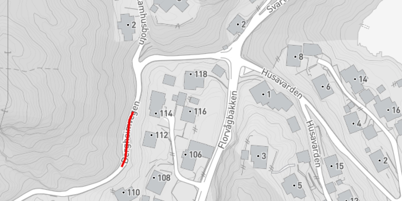 Kartet viser et boligområde med veier og husnumre. En kort strekning av Bergheimsvegen er markert med rødt, som indikerer området for veiarbeid. Strekningen ligger mellom husnumrene 114 og 116 på den ene siden av veien.