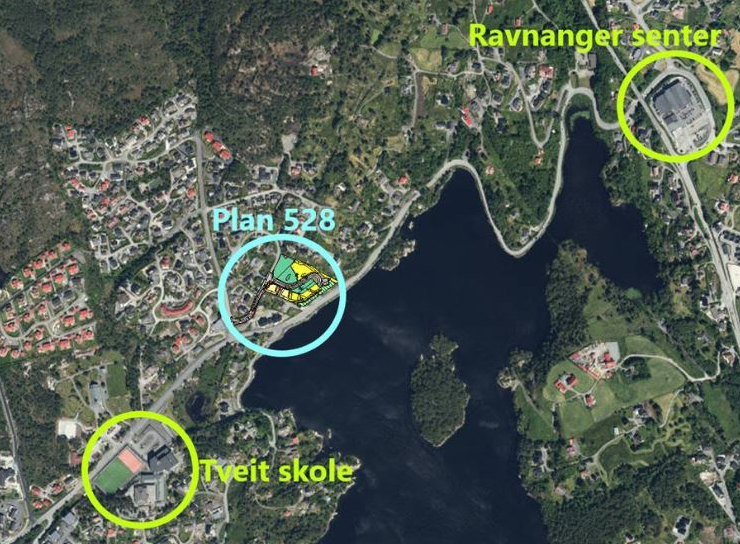 Flyfoto over Ravnanger og Tveit i Askøy kommune. Bildet viser et kystlandskap med bebyggelse, skog og en innsjø. Tre områder er markert på bildet:Øverst til høyre: Ravnanger senter, markert med en gul sirkel.Nederst til venstre: Tveit skole, også markert med en gul sirkel.Midt i bildet: Plan 528, markert med en lyseblå sirkel. Dette området ligger ved vannet og inneholder en skisse av planlagt bebyggelse.Landskapet består av spredt boligbebyggelse med røde tak omgitt av grønne skogsområder. En stor innsjø med uregelmessig form dominerer midten av bildet.