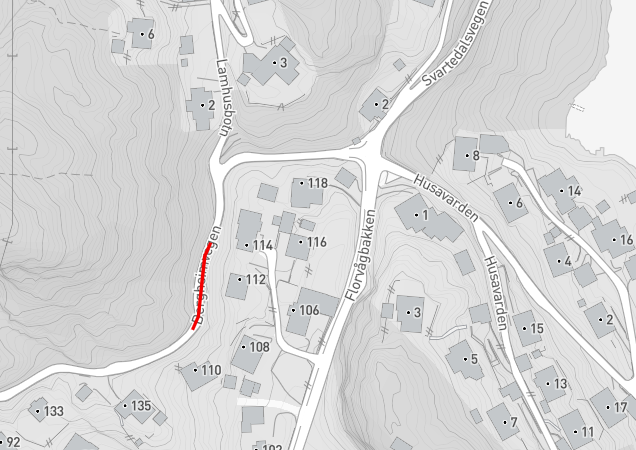 Kartet viser et boligområde med veier og husnumre. En kort strekning av Bergheimsvegen er markert med rødt, som indikerer området for veiarbeid. Strekningen ligger mellom husnumrene 114 og 116 på den ene siden av veien.